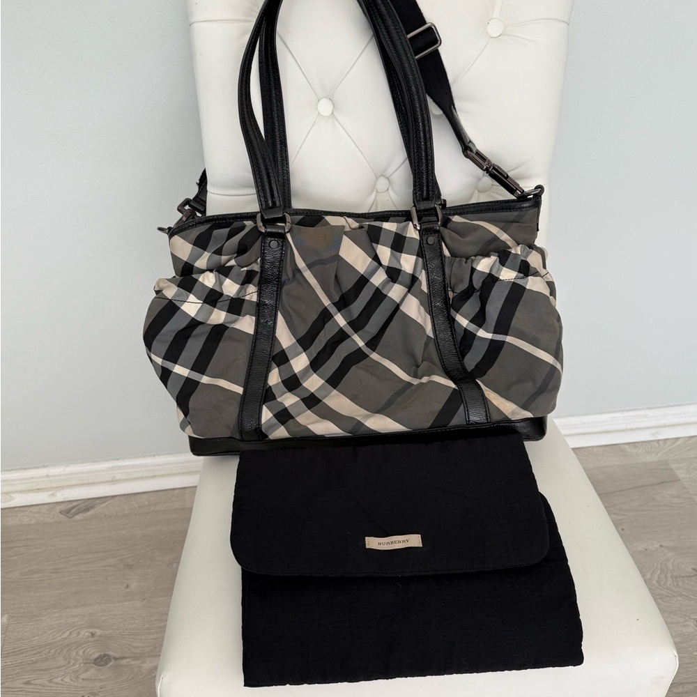 BURBERRY Black and White Nova Beat  Check nylon baby diaper bag w/ changing pad!